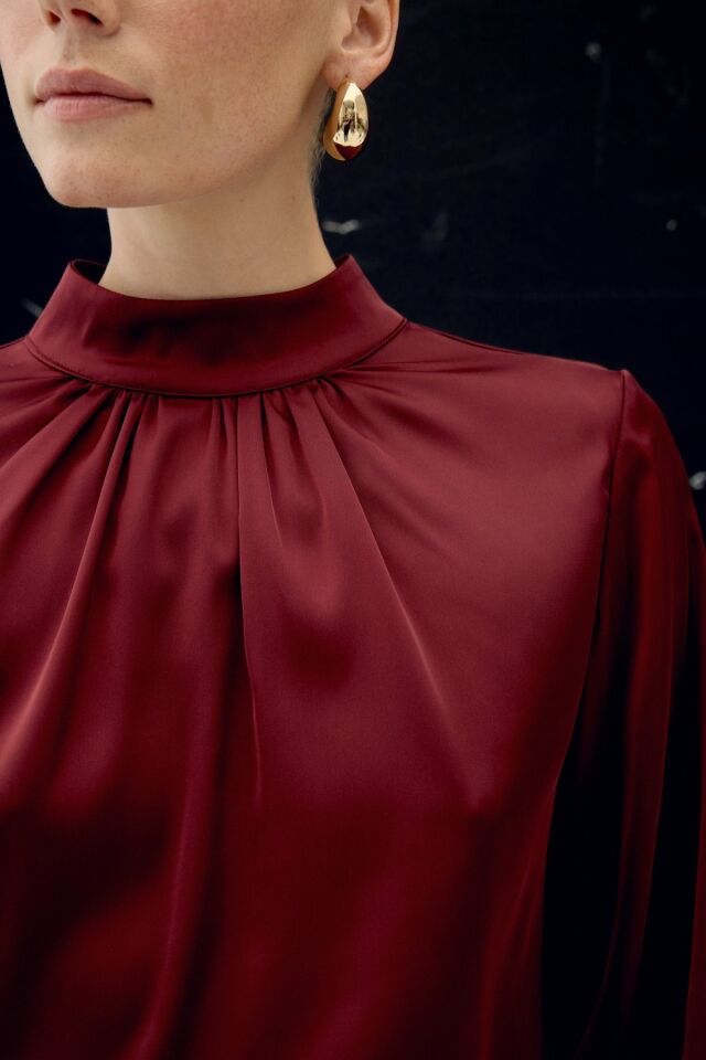 Yaka Detaylı Saten Bluz - Bordo